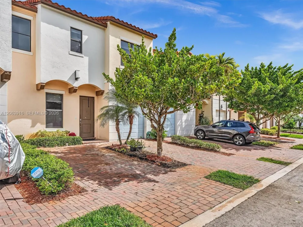 20973 NW 1st Dr Pembroke Pines, FL 33029