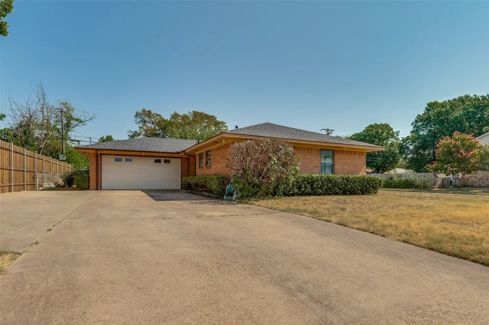 303 Merribrook Trail Duncanville, TX 75116