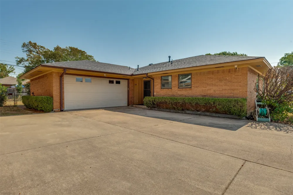 303 Merribrook Trail Duncanville, TX 75116