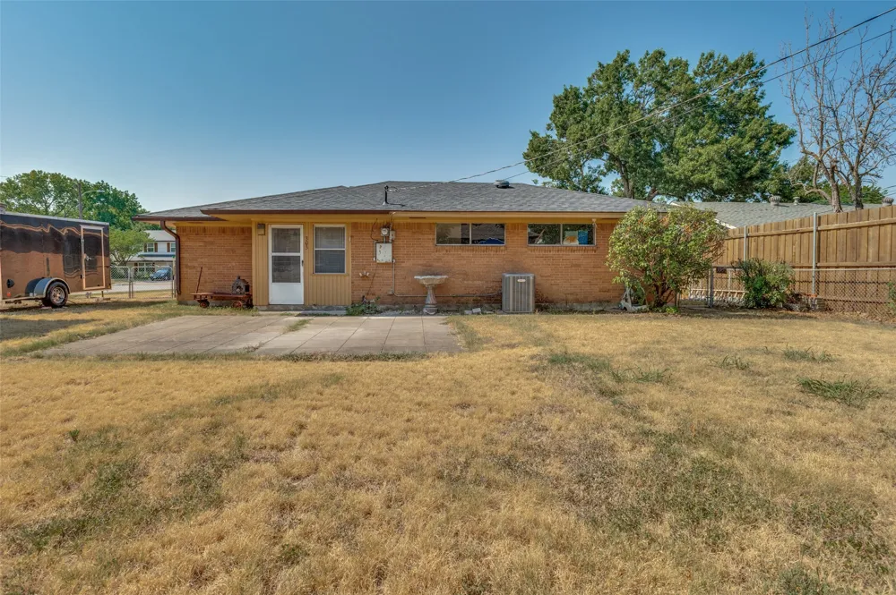 303 Merribrook Trail Duncanville, TX 75116