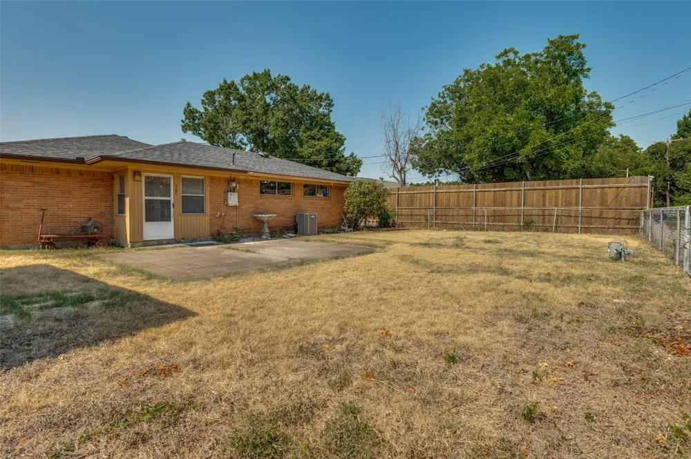 303 Merribrook Trail Duncanville, TX 75116