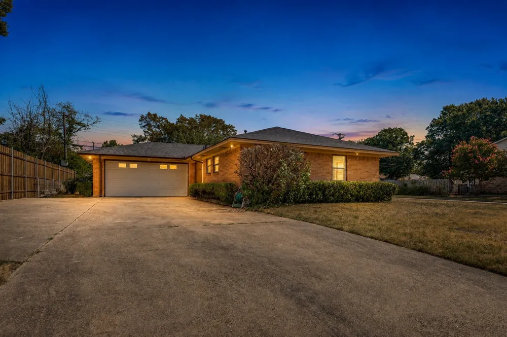 303 Merribrook Trail Duncanville, TX 75116