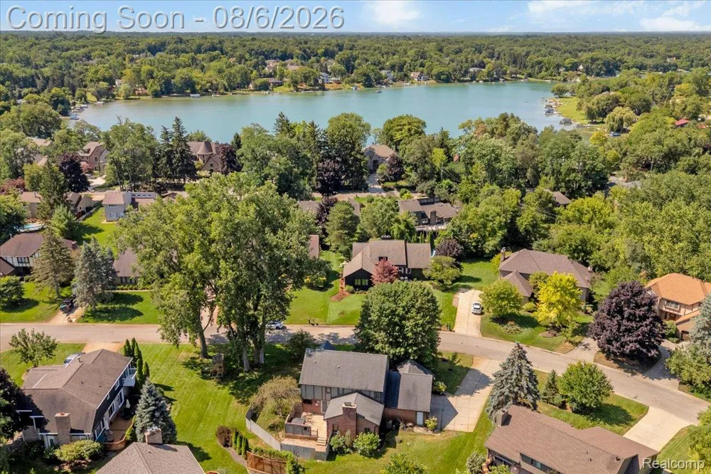 2765 Hunter Heights Drive SW West Bloomfield Charter Township, MI 48324