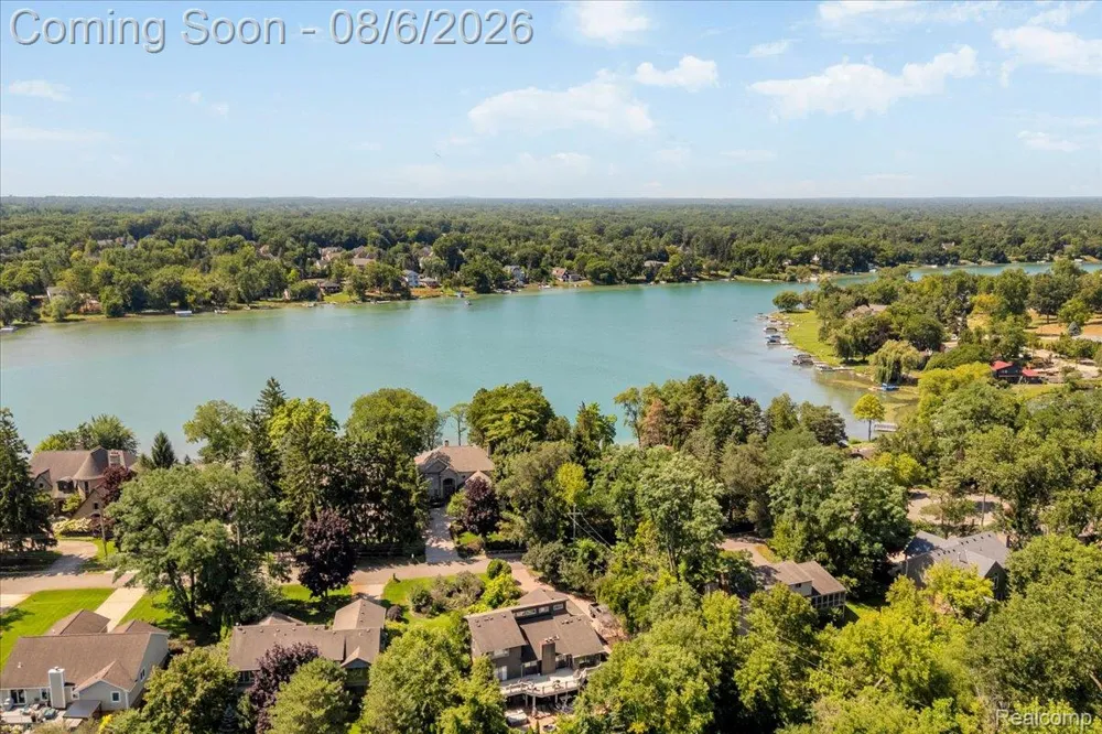 2765 Hunter Heights Drive SW West Bloomfield Charter Township, MI 48324