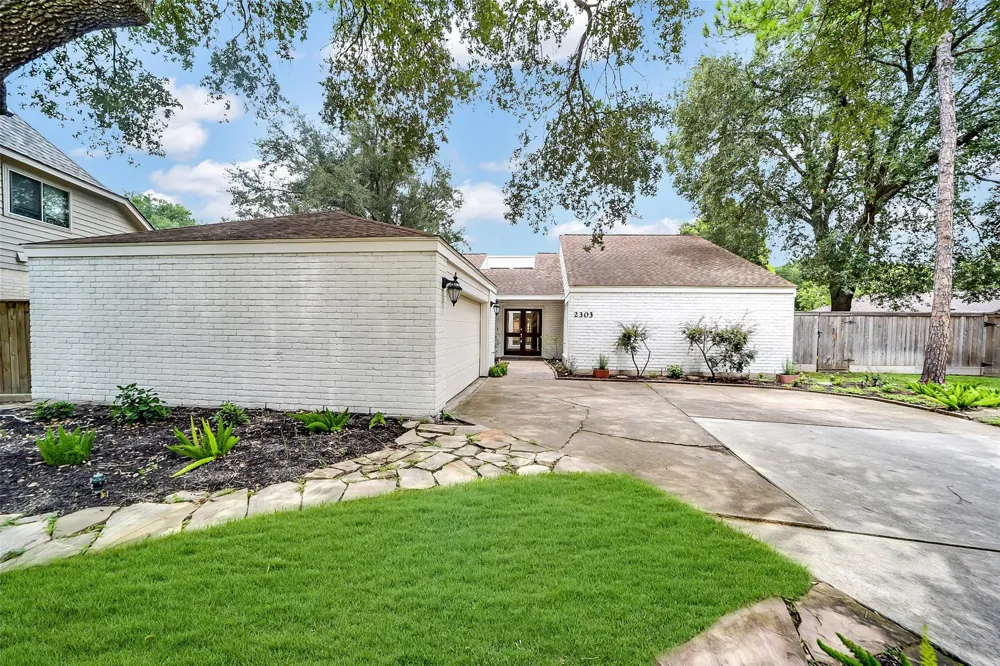 2303 Willow Lake Drive Houston, TX 77077
