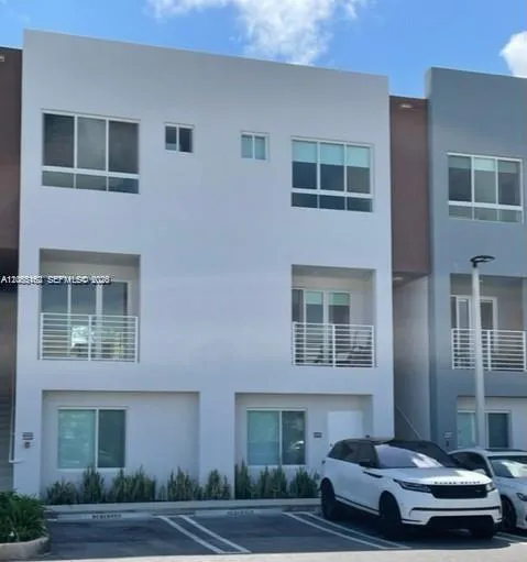 2561 NE 193rd St #1208 Miami, FL 33180