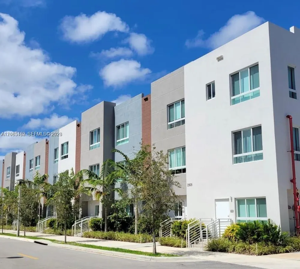 2561 NE 193rd St #1208 Miami, FL 33180