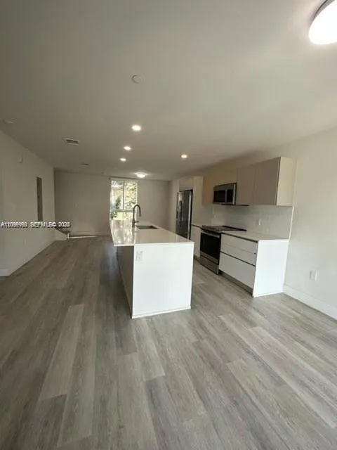 2561 NE 193rd St #1208 Miami, FL 33180