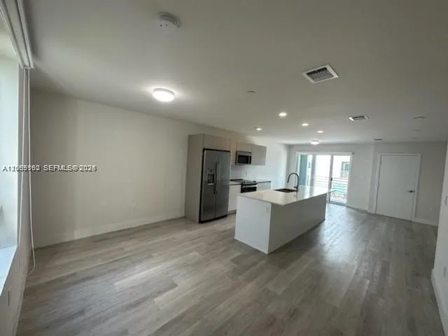 2561 NE 193rd St #1208 Miami, FL 33180