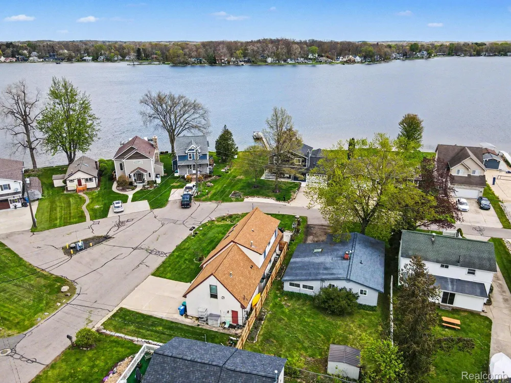 1210 Sunrise Park Street Genoa Township, MI 48843