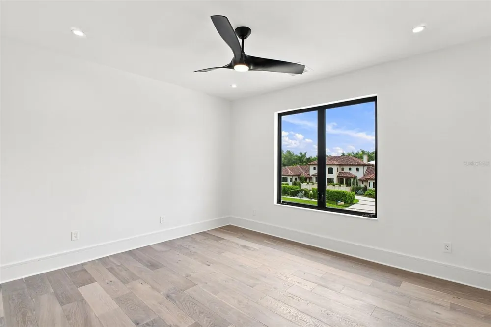 1076 SNELL ISLE BOULEVARD NE St Petersburg, FL 33704