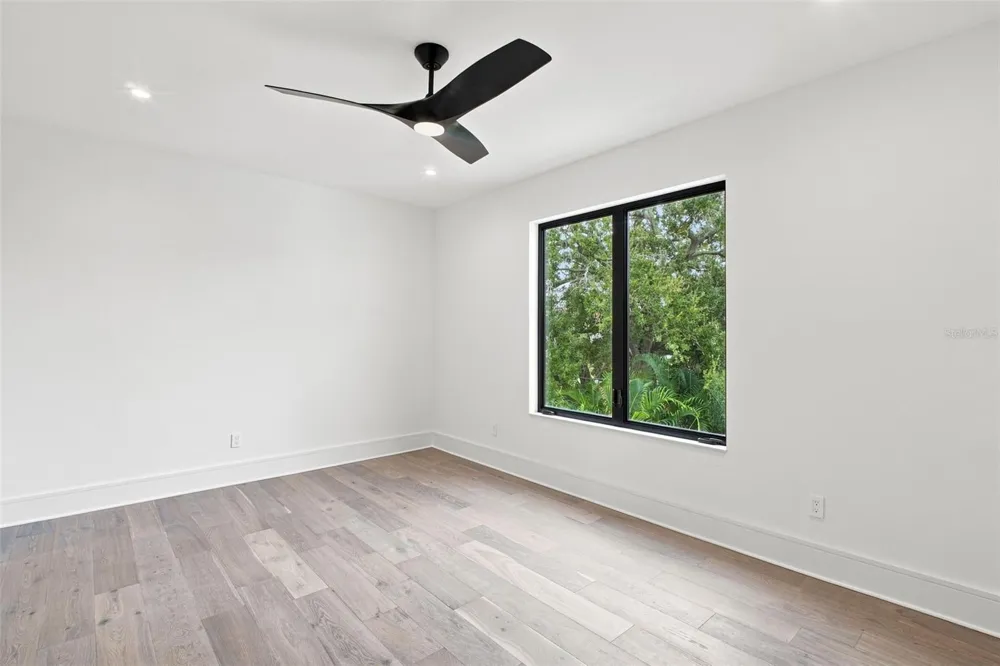 1076 SNELL ISLE BOULEVARD NE St Petersburg, FL 33704