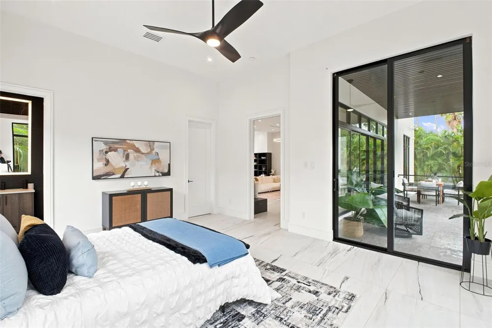 1076 SNELL ISLE BOULEVARD NE St Petersburg, FL 33704