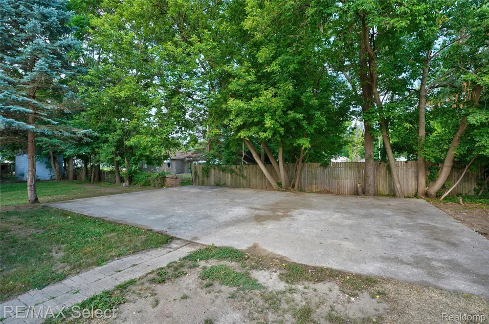 2046 Lambden Road Flint Charter Township, MI 48532