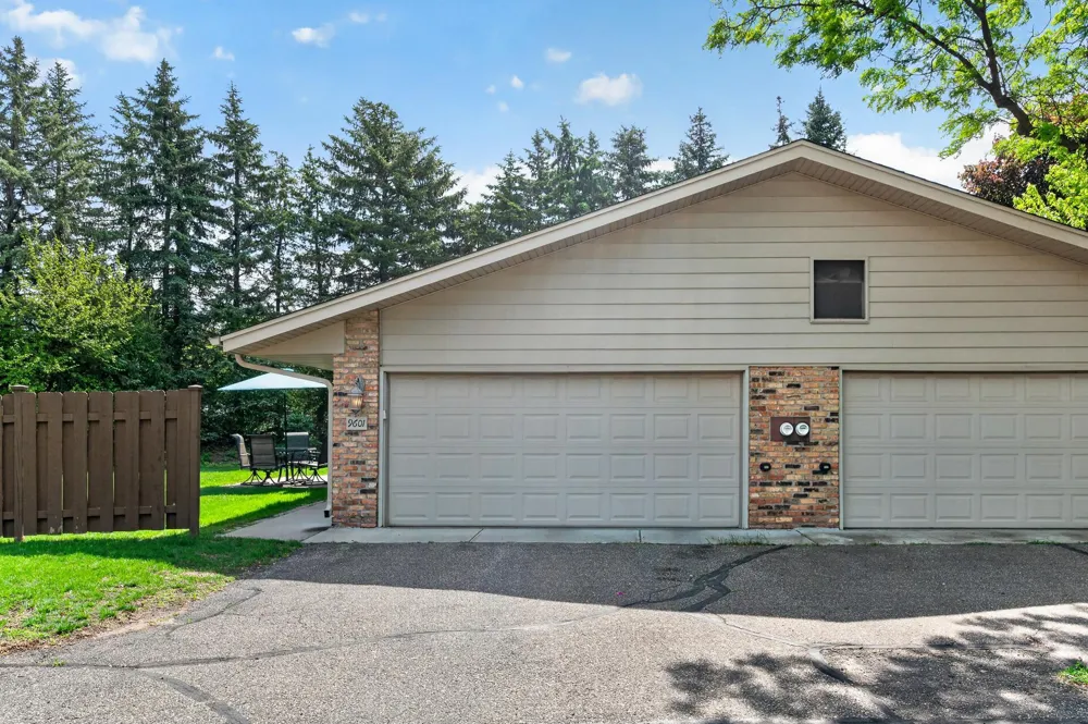 9601 Lonsdale Circle Minnetonka, MN 55305