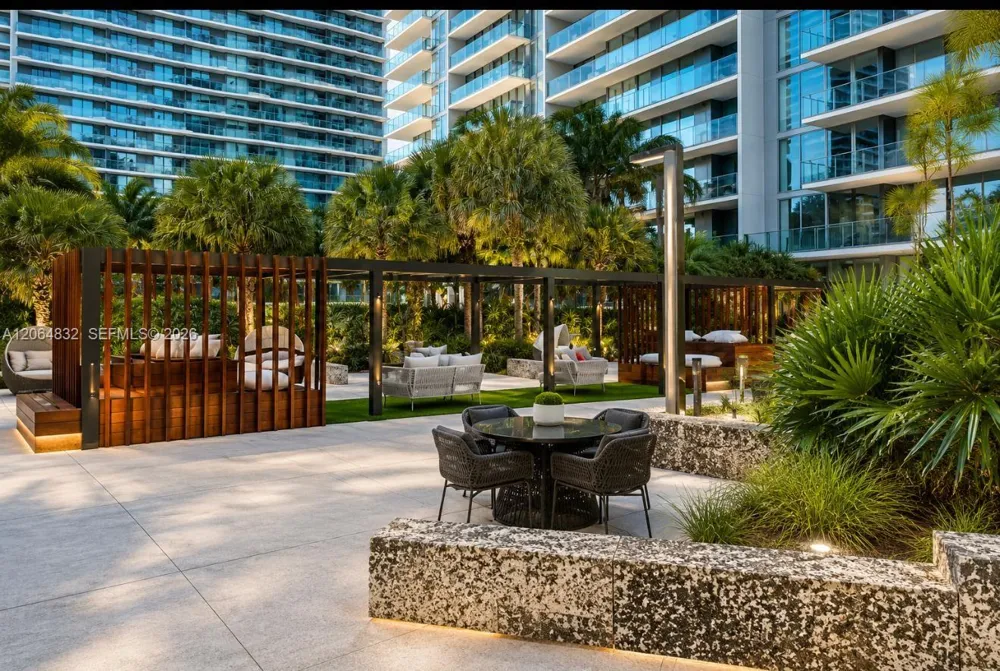 88 SW 7th St #3709 Miami, FL 33130