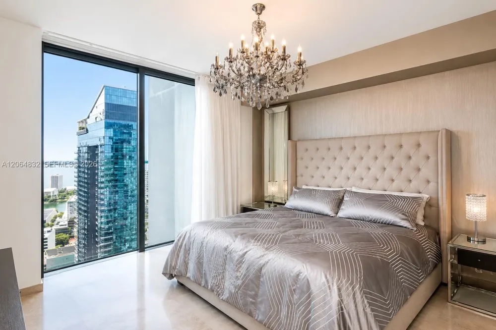 88 SW 7th St #3709 Miami, FL 33130