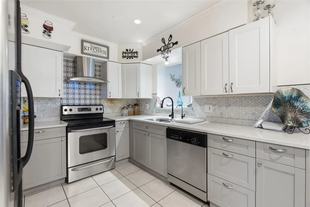 9242 52ND STREET Tampa, FL 33617
