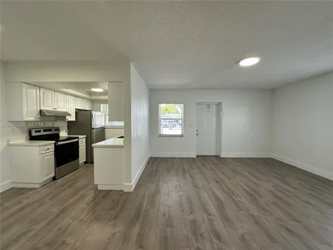 3660 NE 11th Ave #4