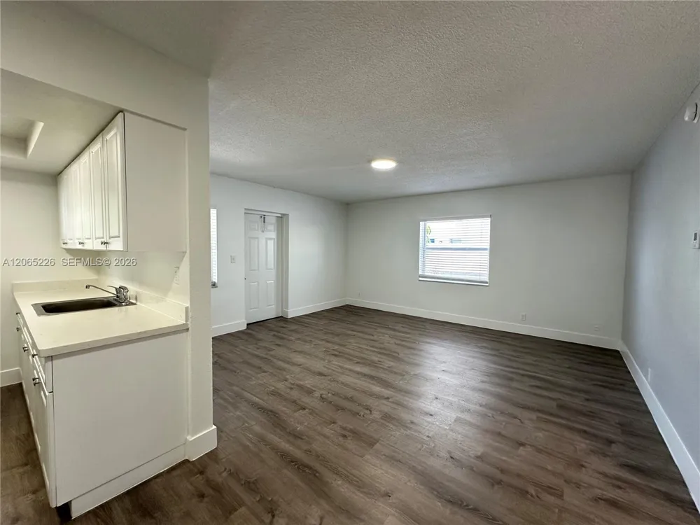 3660 NE 11th Ave #4 Oakland Park, FL 33334