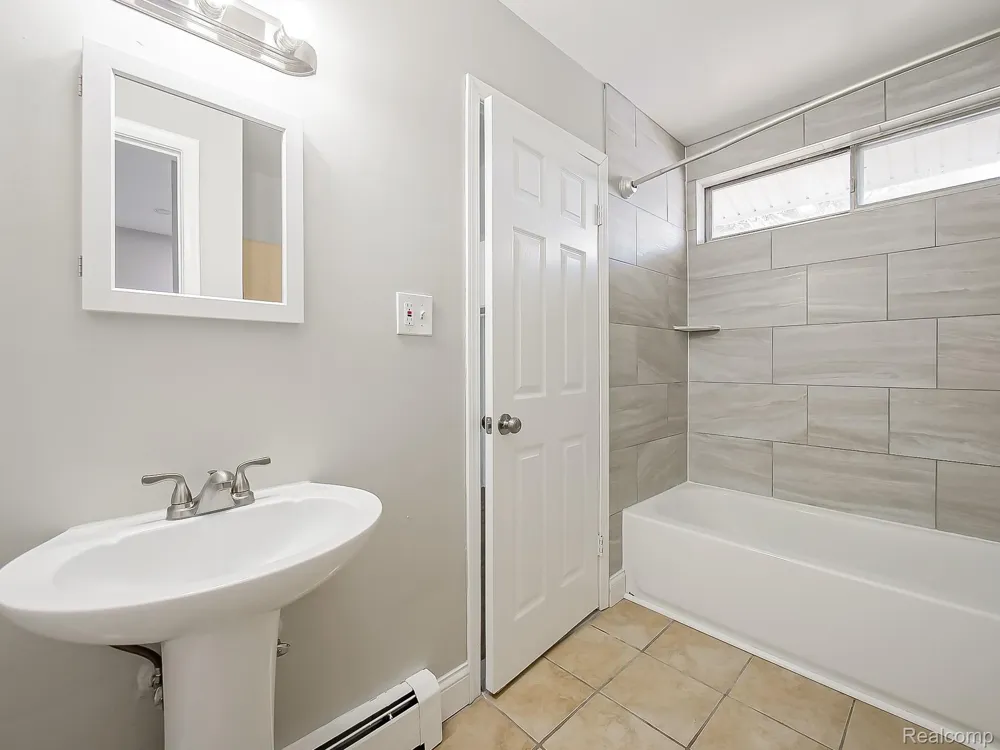 162 Summit View Court White Lake Charter Township, MI 48386