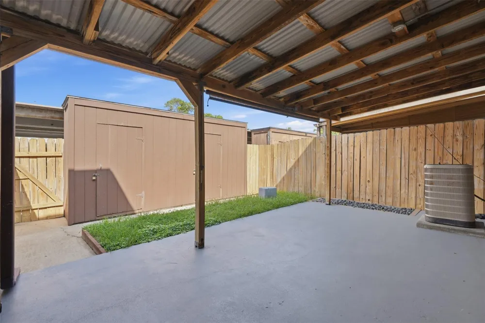 1516 S 8th Street La Porte, TX 77571