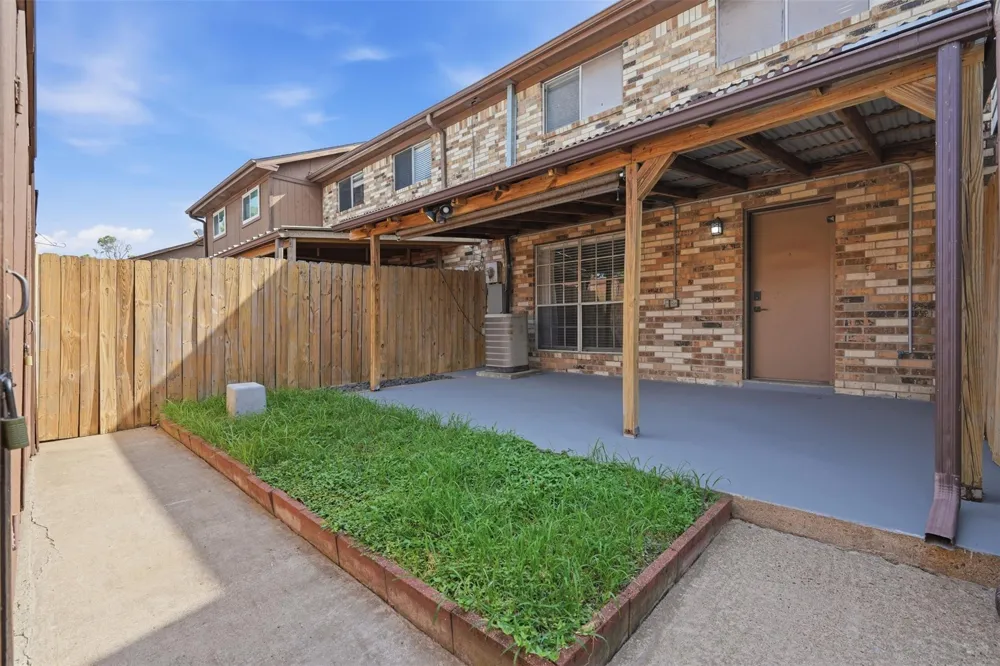 1516 S 8th Street La Porte, TX 77571