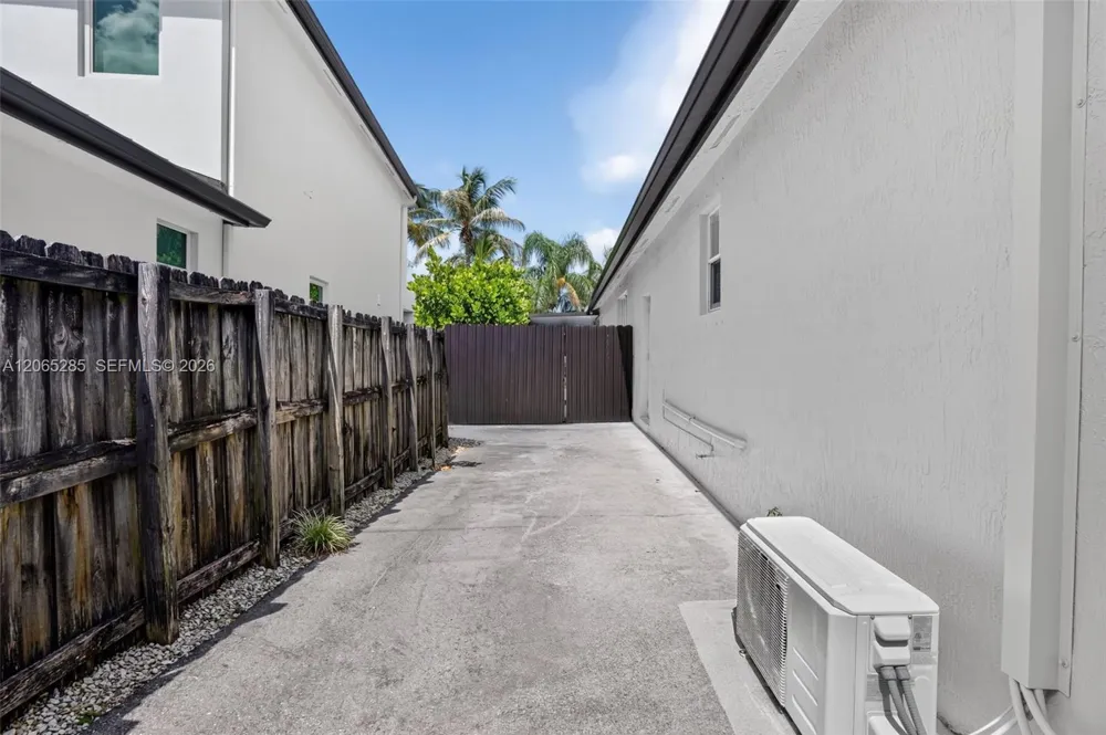 1458 SW 150th Ave Miami, FL 33194