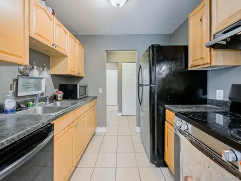 635 E Fox Hills Drive