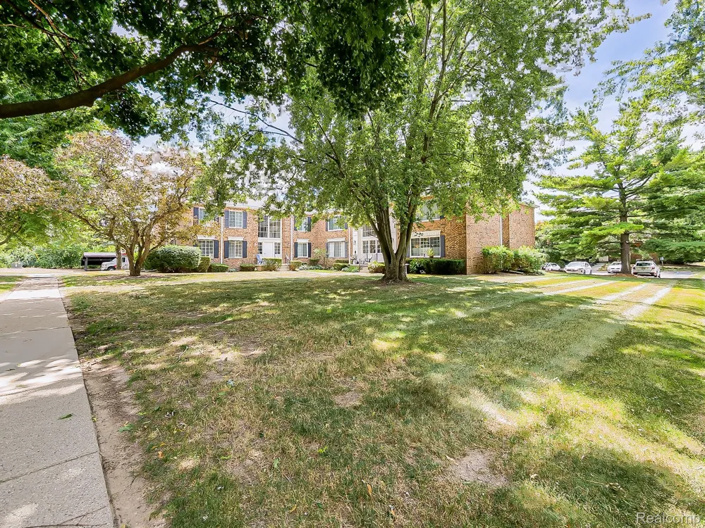 635 E Fox Hills Drive Bloomfield Hills City, MI 48304