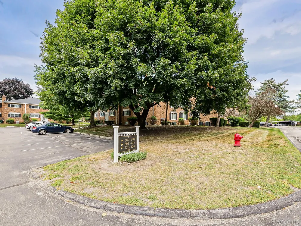 635 E Fox Hills Drive Bloomfield Hills City, MI 48304