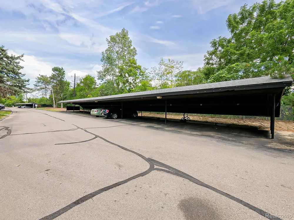 635 E Fox Hills Drive Bloomfield Hills City, MI 48304