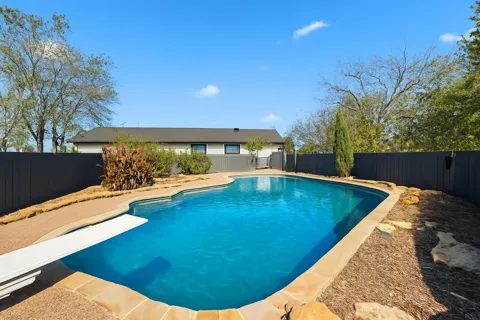 3873 Lois Road E