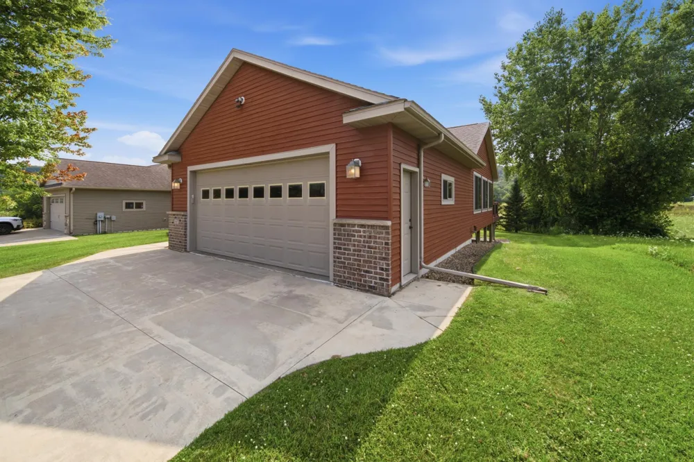 1407 Woodland Way Lake City, MN 55041