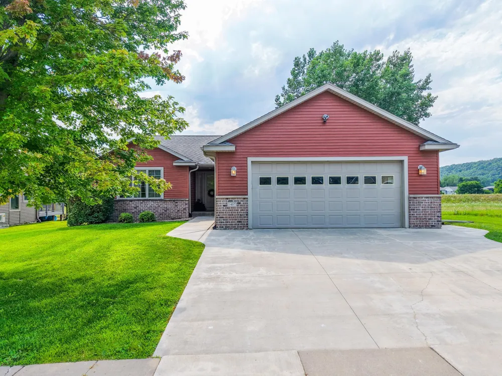 1407 Woodland Way Lake City, MN 55041