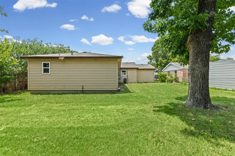 116 Highland Drive Ennis, TX 75119