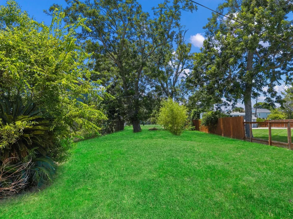 4306 Boulevard Street Bacliff, TX 77518