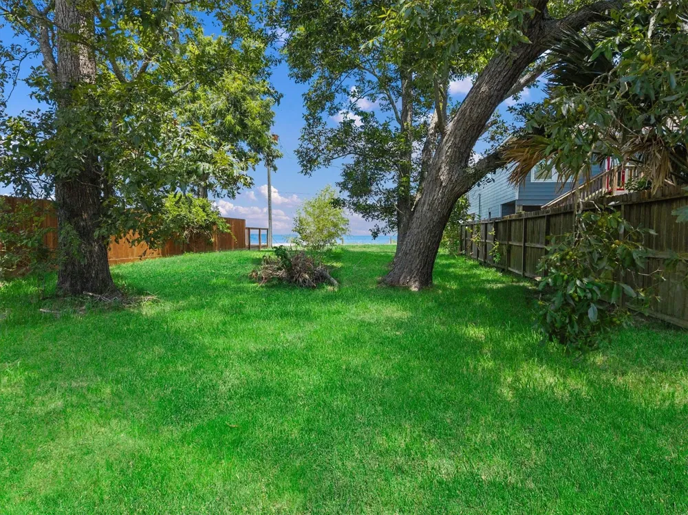 4306 Boulevard Street Bacliff, TX 77518