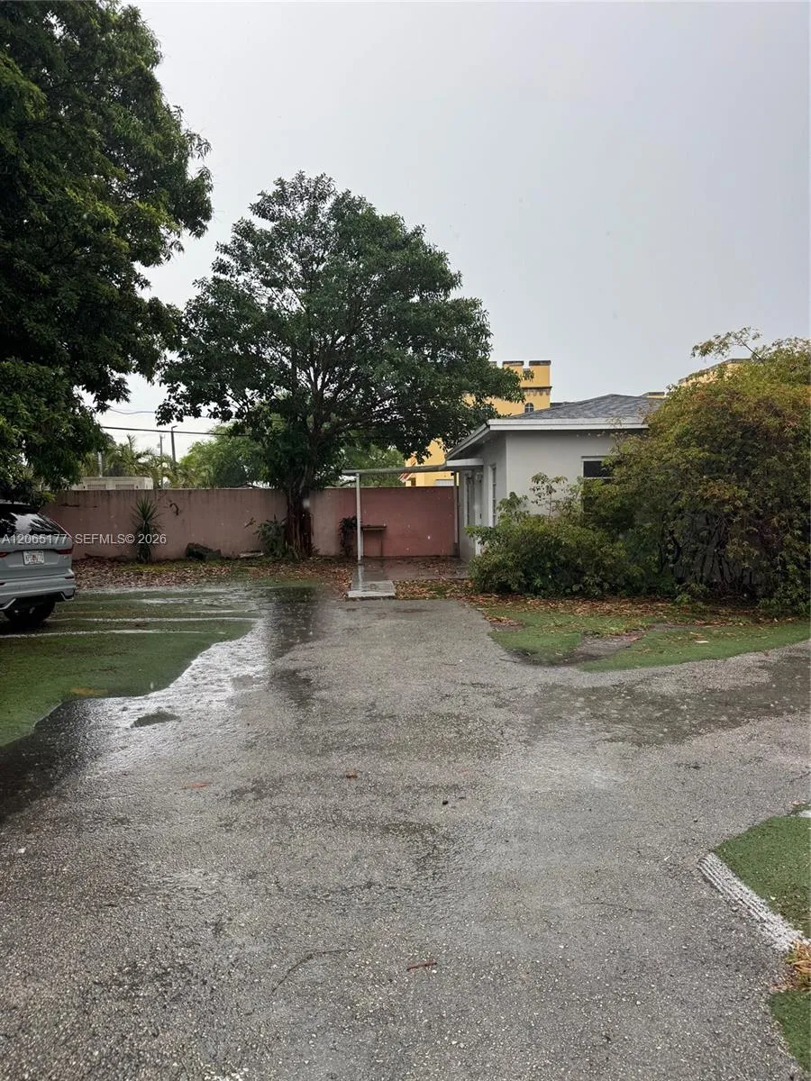 2380 NW Flagler Ter #R Miami, FL 33125