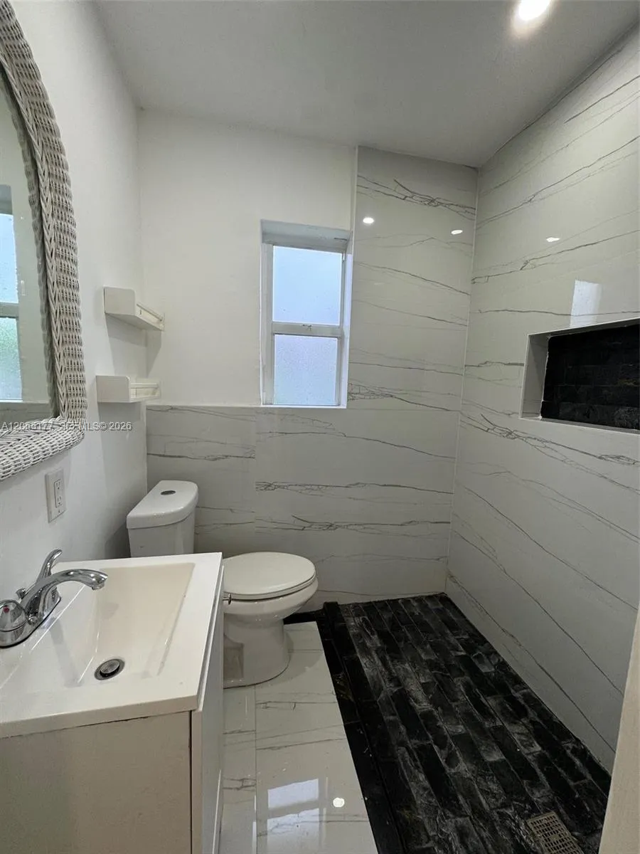 2380 NW Flagler Ter #R Miami, FL 33125
