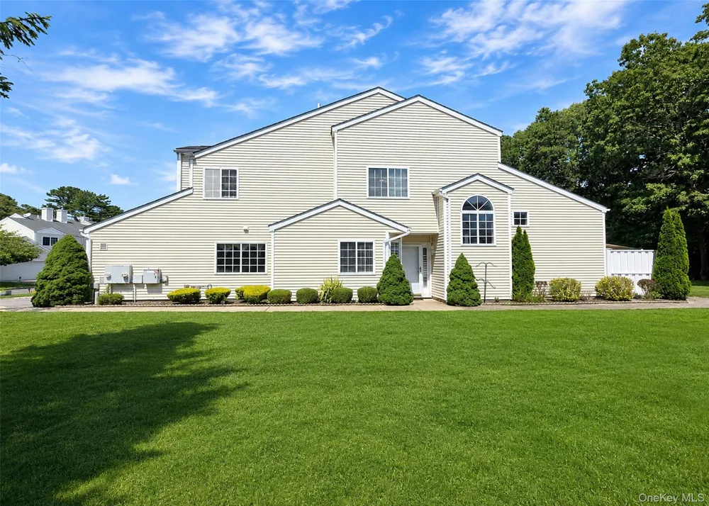 333 Prairie Court Manorville, NY 11949