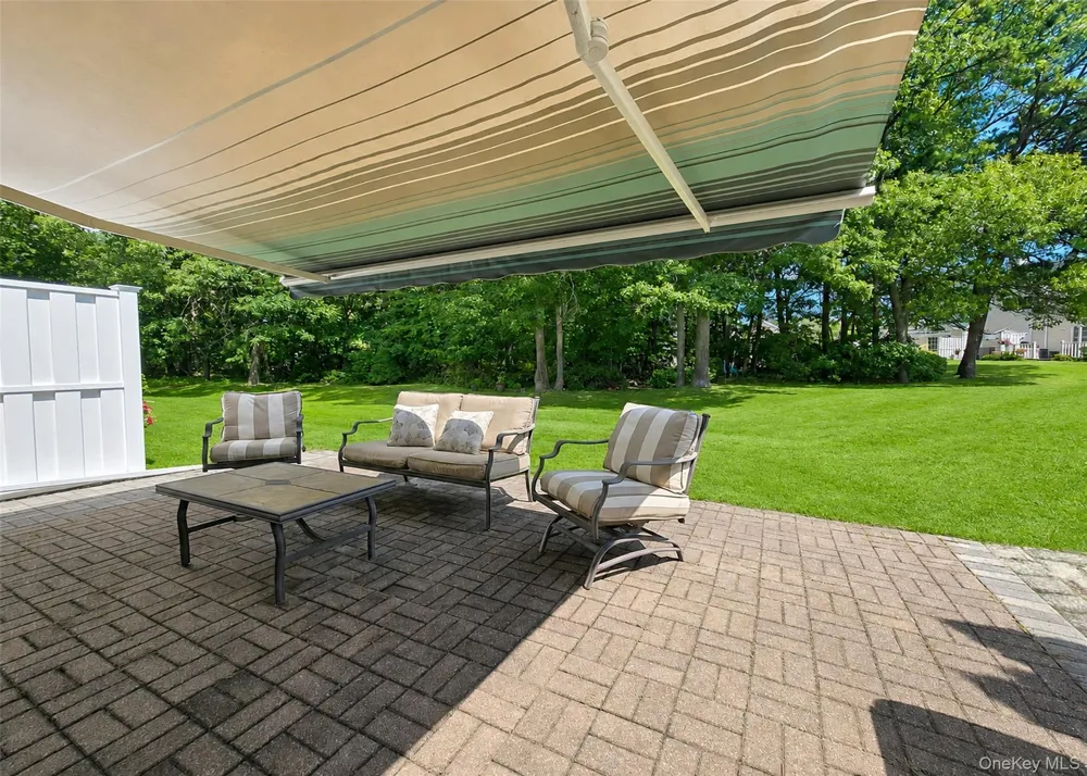 333 Prairie Court Manorville, NY 11949