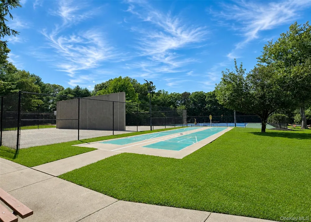 333 Prairie Court Manorville, NY 11949