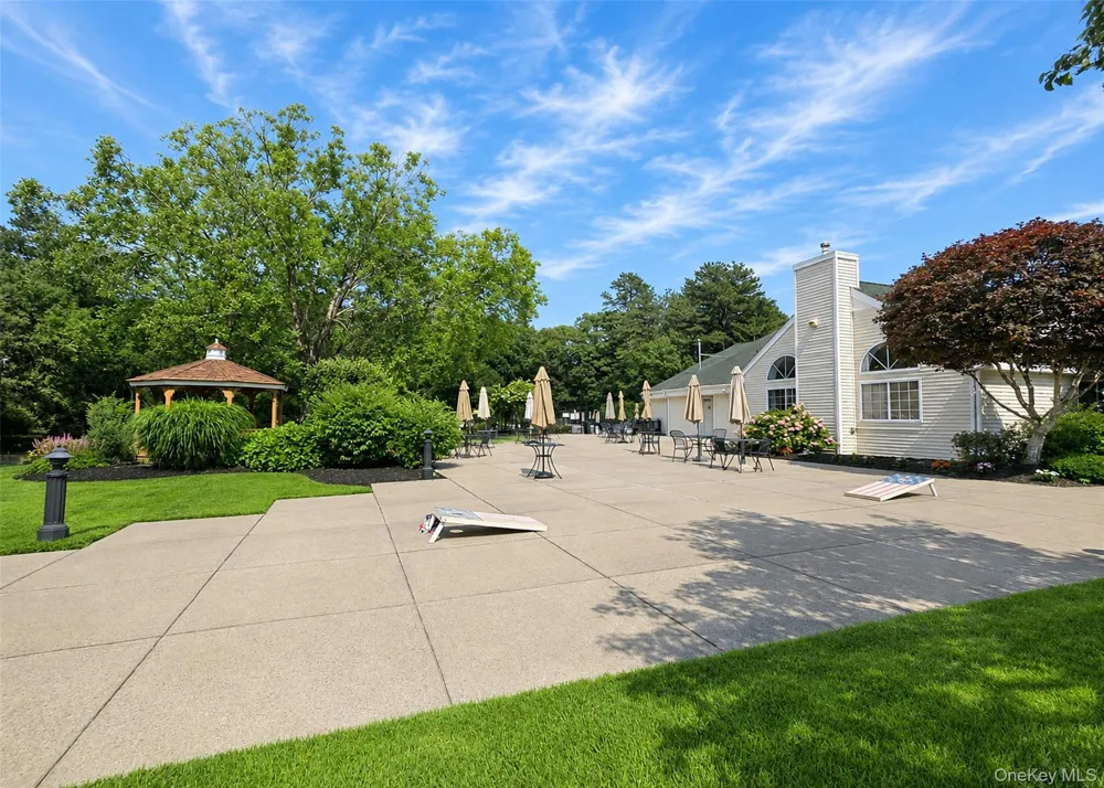 333 Prairie Court Manorville, NY 11949