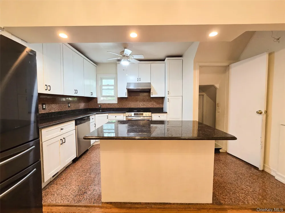 256-15 Pembroke Avenue Great Neck, NY 11020