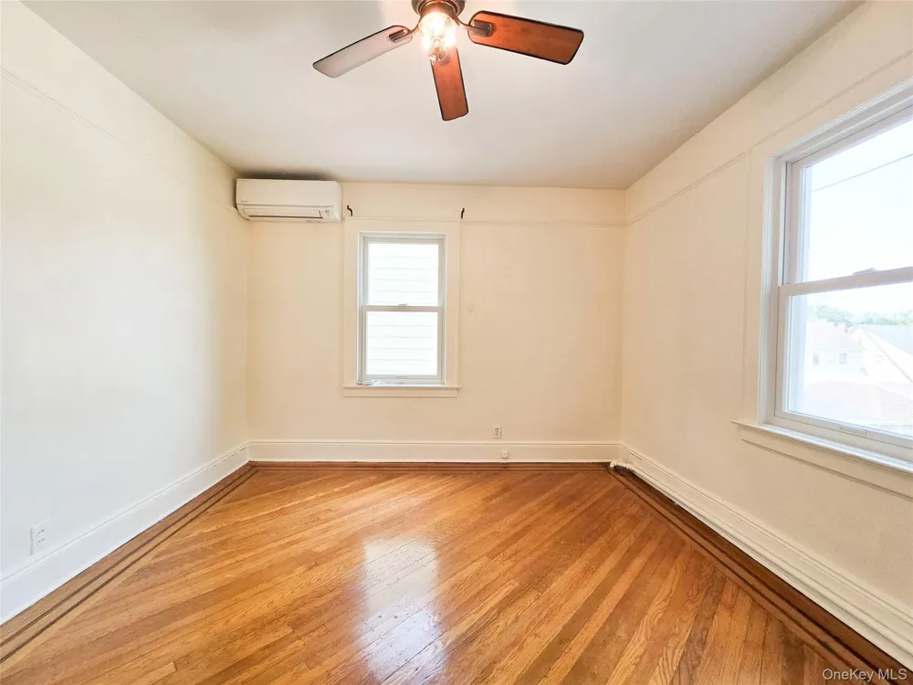 256-15 Pembroke Avenue Great Neck, NY 11020