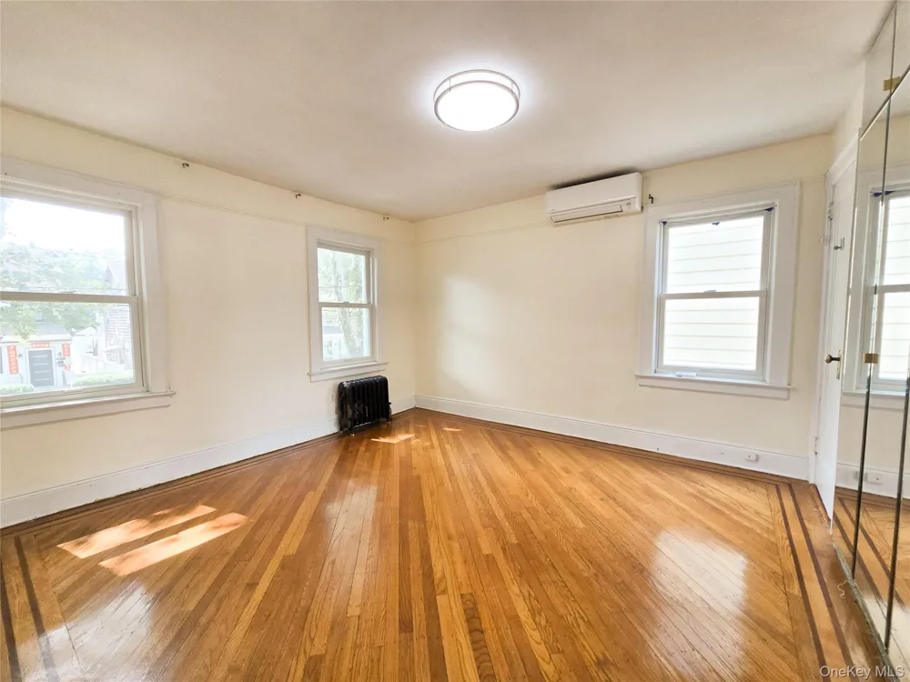 256-15 Pembroke Avenue Great Neck, NY 11020