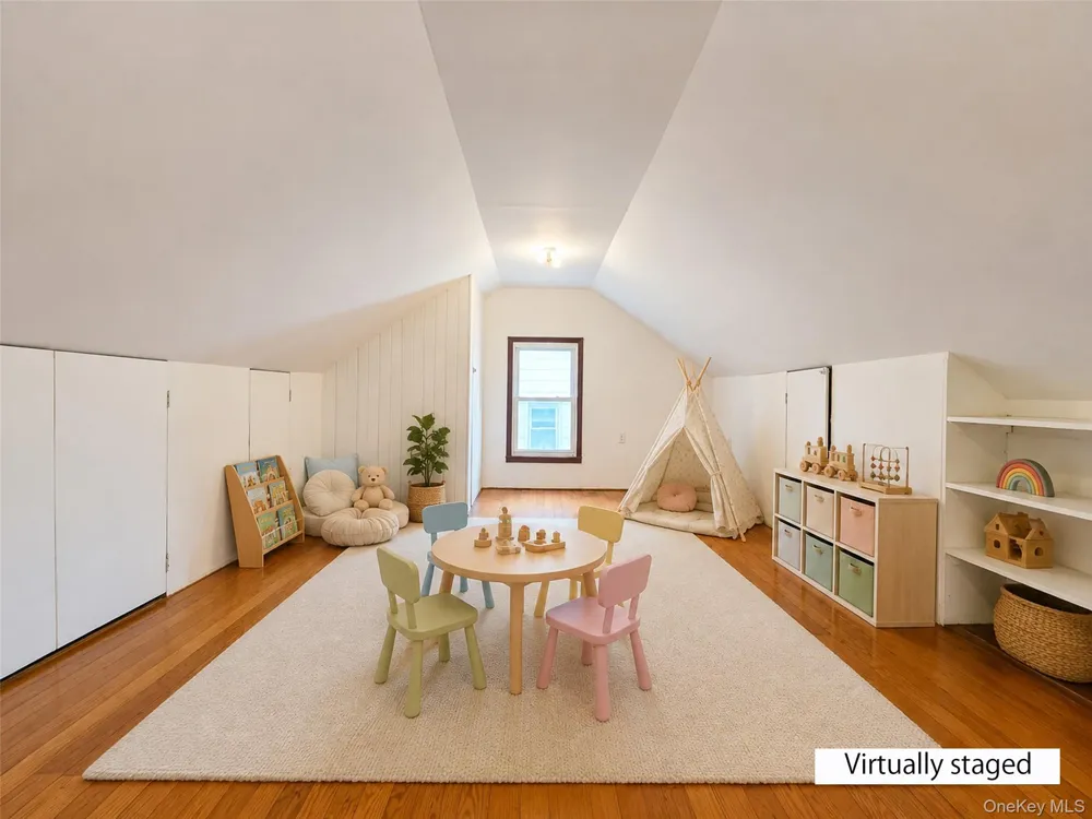 256-15 Pembroke Avenue Great Neck, NY 11020