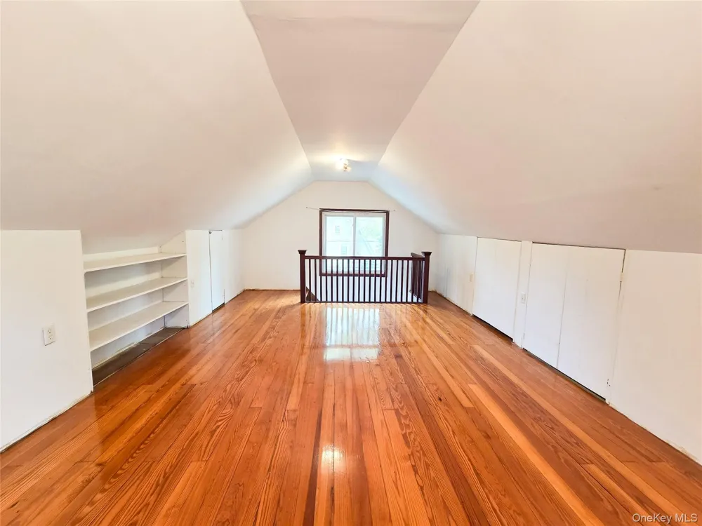 256-15 Pembroke Avenue Great Neck, NY 11020