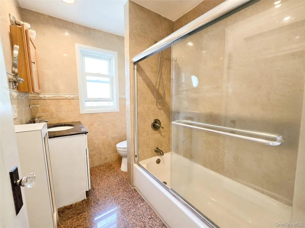 256-15 Pembroke Avenue Great Neck, NY 11020
